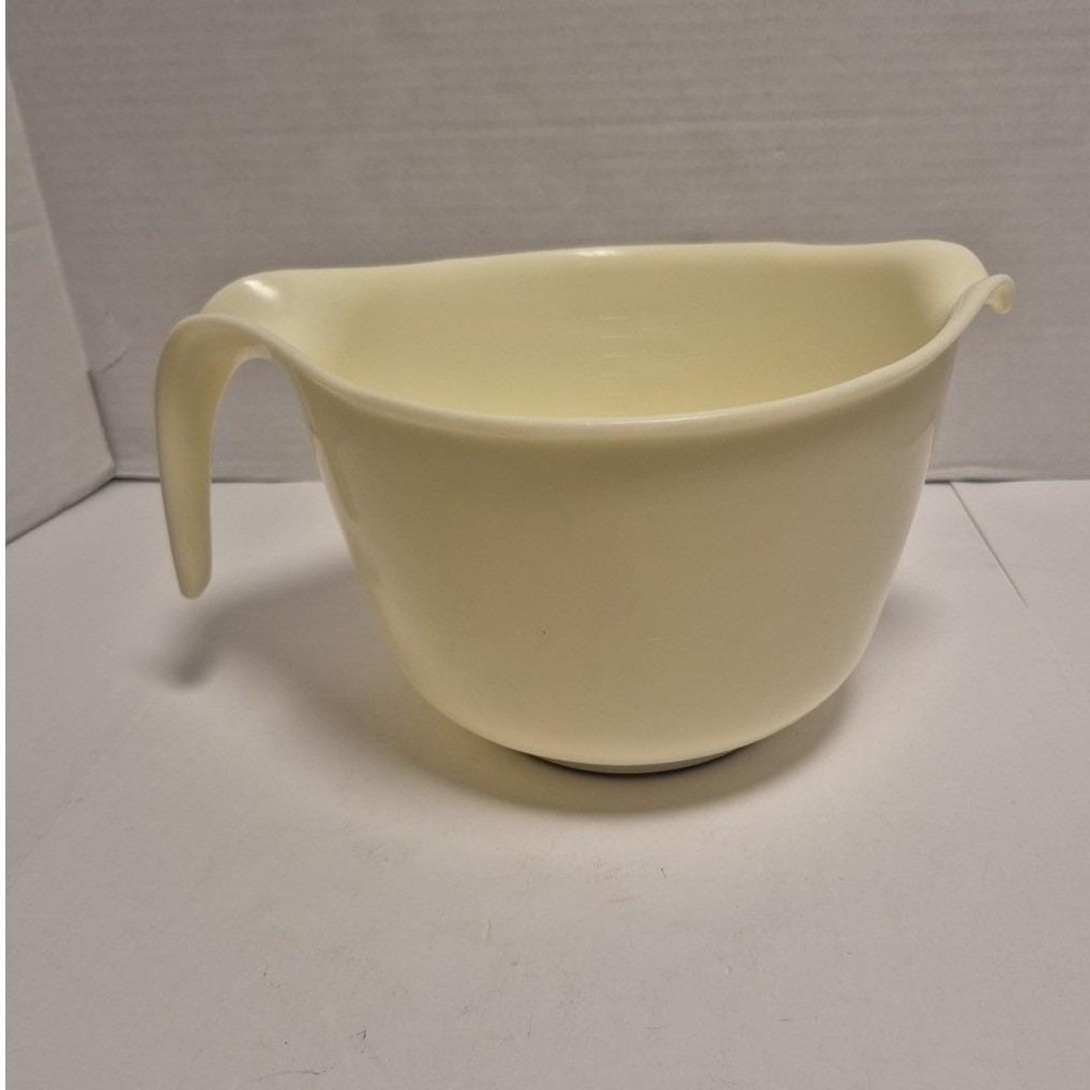 Vintage Rubbermaid 12 Cup 3 Qt Batter Bowl Cream w Spout Handle